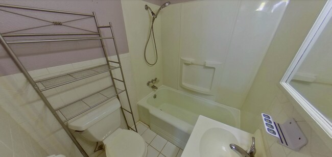 Building Photo - Updated Duplex + Washer & Dryer + Off-Street Parking! Available November 3rd!