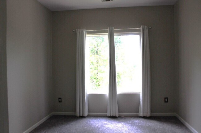 Building Photo - Charming 2 BR/2 BA Condo located in Little...