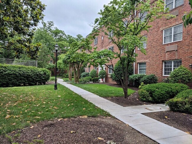 Building Photo - FIRST MONTH FREE RENT!