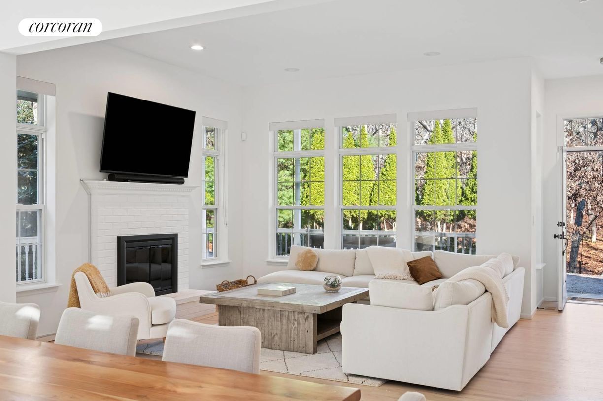 Building Photo - 5 Van Scoys Path E