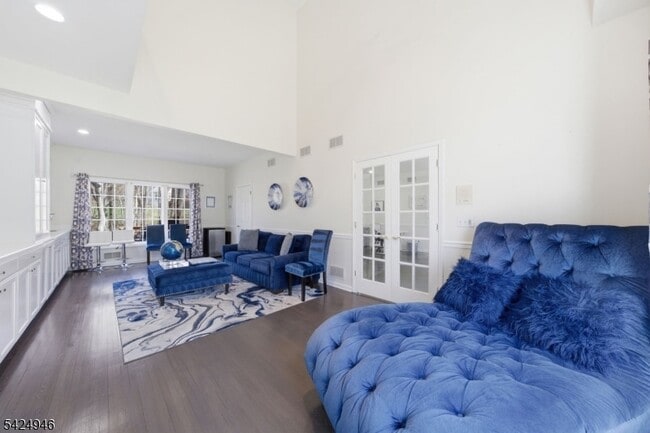 Building Photo - 11 Rosewood Ln