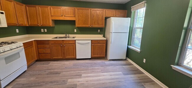 Building Photo - Townhome-New LVP Flooring throughout