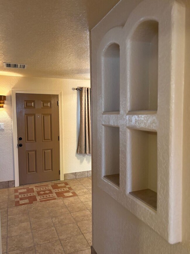 Building Photo - NEWLY REMODELED 1 BED 1 BATH