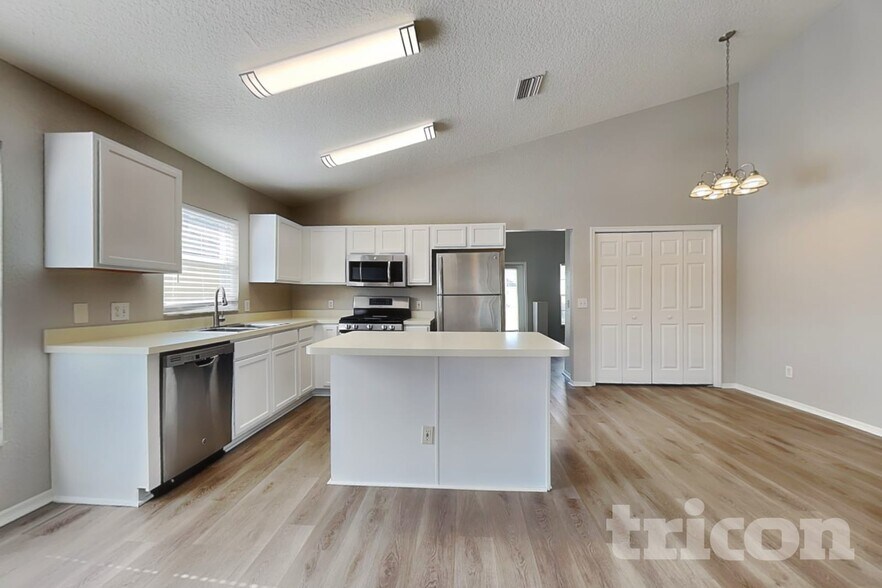 Building Photo - 1124 Vinetree Dr