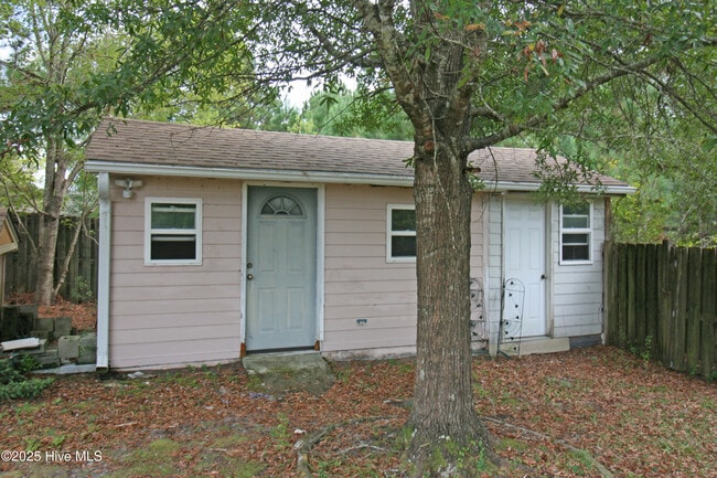 Building Photo - 303 Putnam Dr