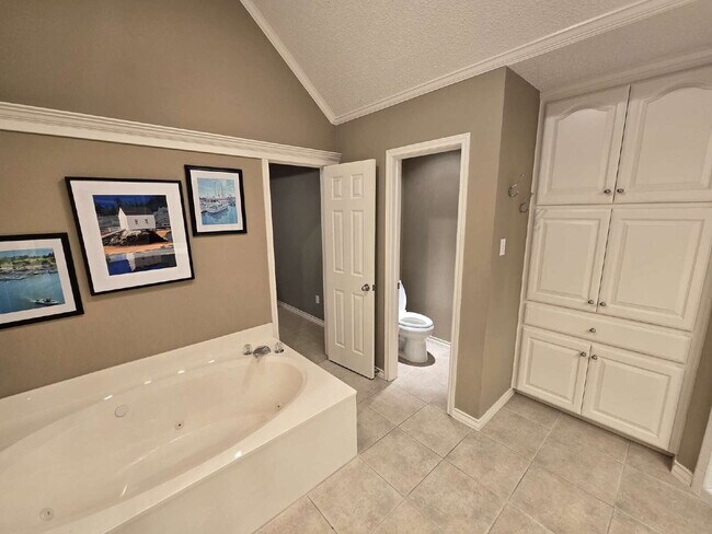 Building Photo - "Discover Spacious Comfort: 3-Bed, 2-Bath Gem on 77th Street (furnished)| Kingsgate
