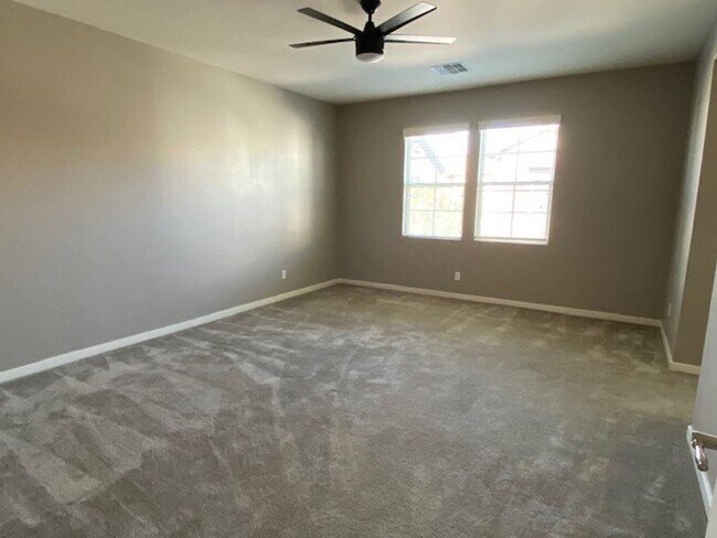 Building Photo - 2705 S Valle Verde