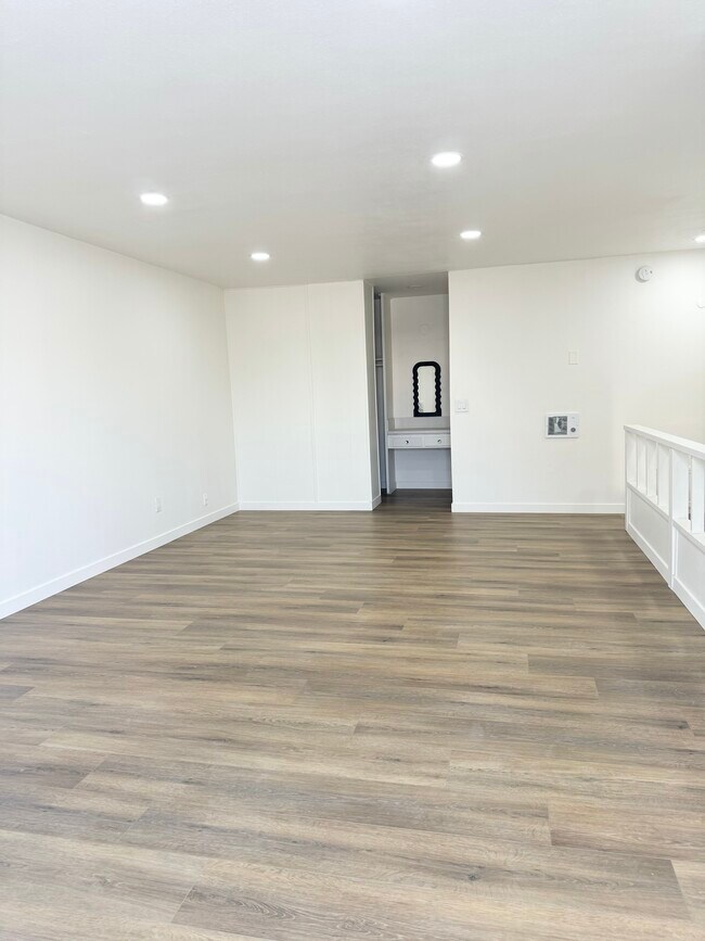 Building Photo - 440 W Orangewood Ave