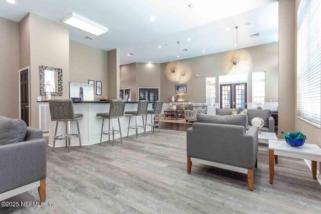 Building Photo - 13700 Richmond Park Dr N