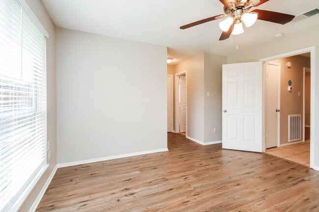 Building Photo - 10930 Rosewood Ct