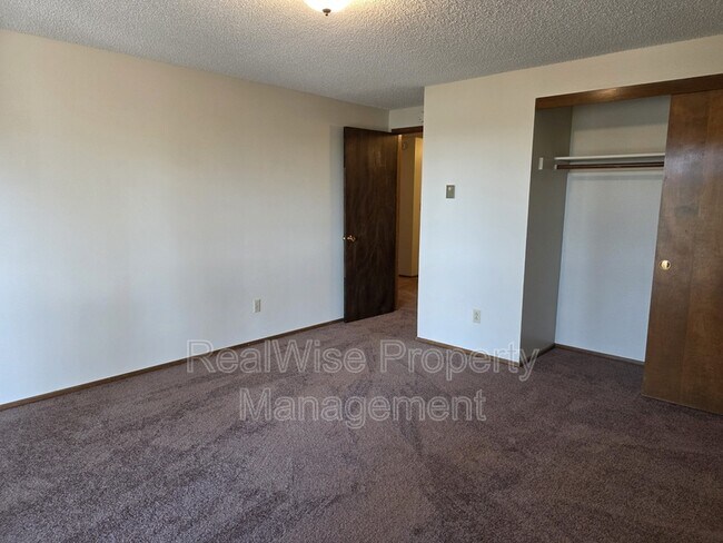 Building Photo - 2022 E 6th St