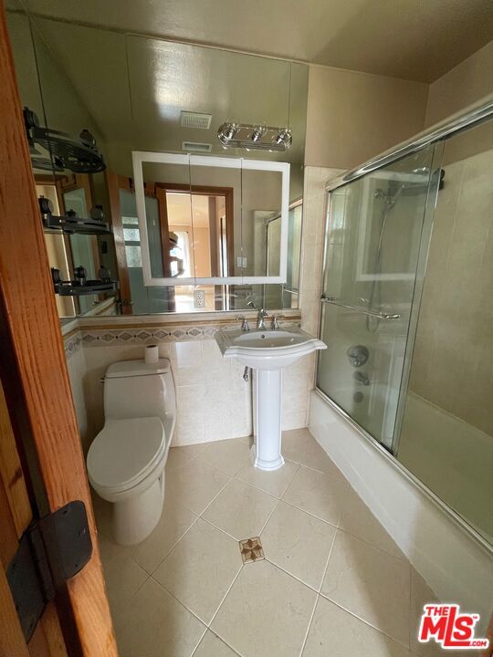 Building Photo - 8503 Lilienthal Ave