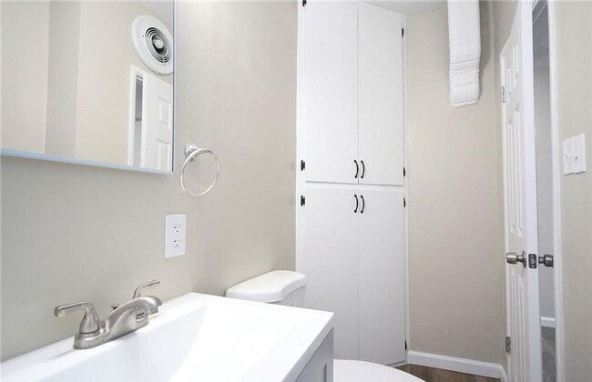 Building Photo - AVAILABLE NOW! LOVELY Remodeled 2 Bedroom ...