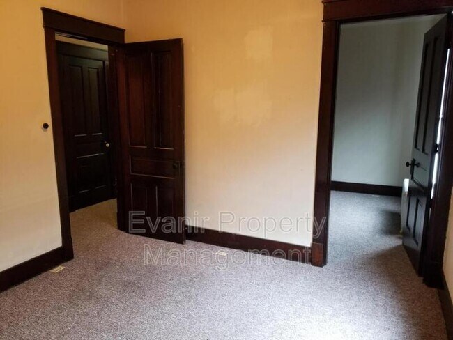 Building Photo - 216 S 6th St