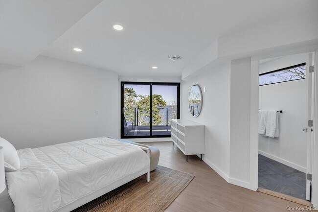 Building Photo - 10 Bay View Dr