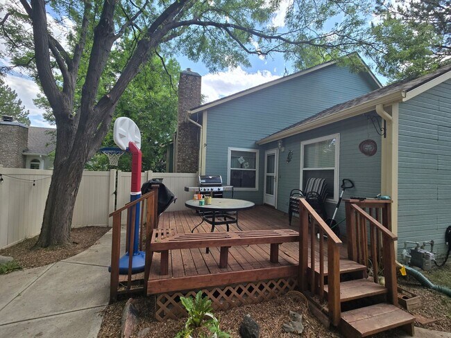 Building Photo - 3B/3B in The Shores with Finished Basement and 2 Car Garage!