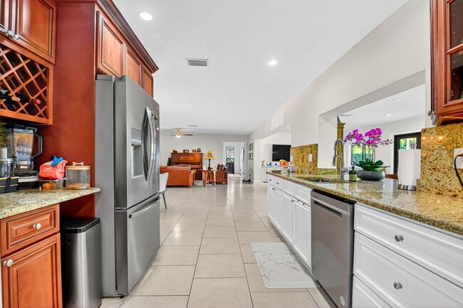 Building Photo - 435 Pine Villa Dr