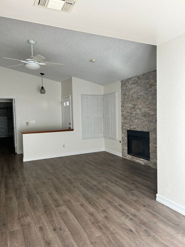 Building Photo - CHARMING 1 STORY - 2 BEDROOM HOME CLOSE TO...