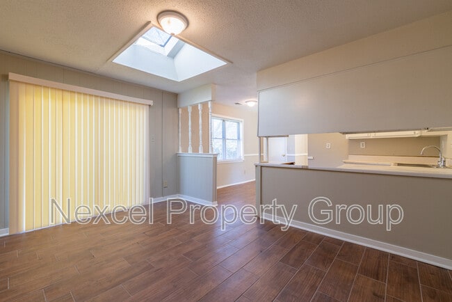 Building Photo - 6560 Greenbriar Dr