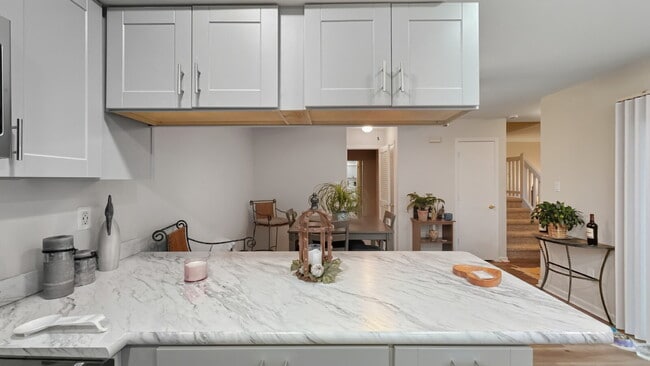 Building Photo - 2 Bed 2 Bath Condo Just Minutes from NAS Oceana Dam Neck in Virginia Beach!