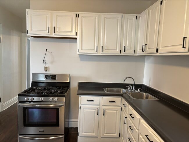 Building Photo - 2737 W Belmont Ave