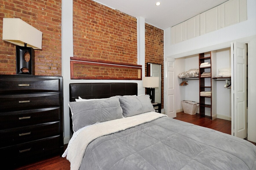 Building Photo - 200 Central Prk W