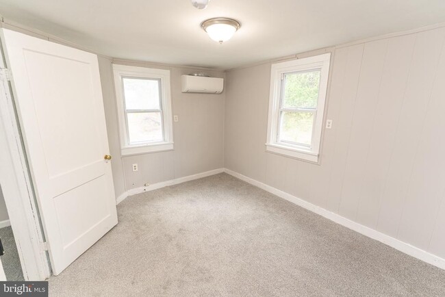 Building Photo - 115 Davis Ln