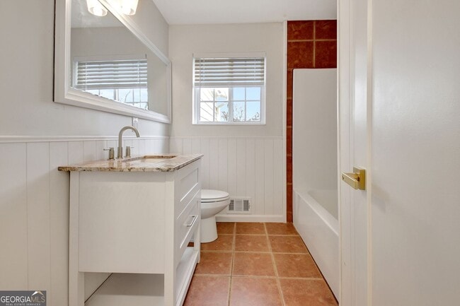 Building Photo - 183 Pine St NE