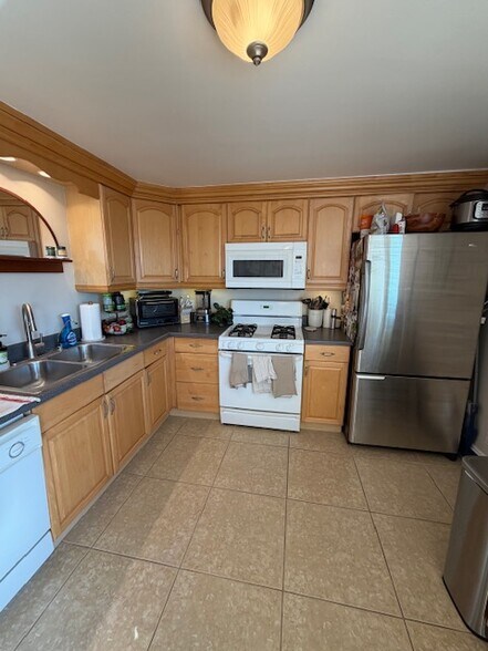 Building Photo - 10352 Cowan Heights Dr