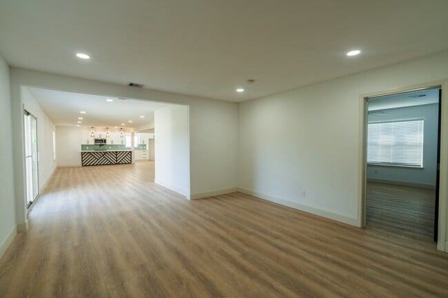 Building Photo - 1402 Bayou Shore Dr