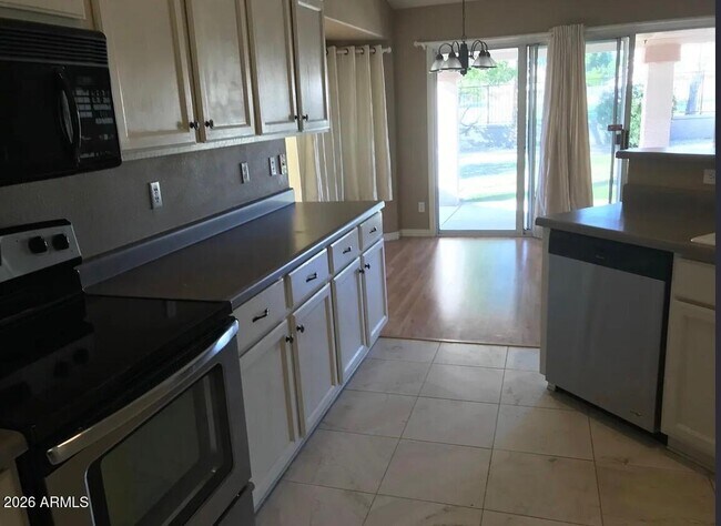 Building Photo - 6334 W Potter Dr