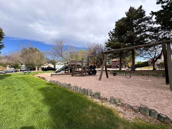 Building Photo - 4 bedroom with large backyard