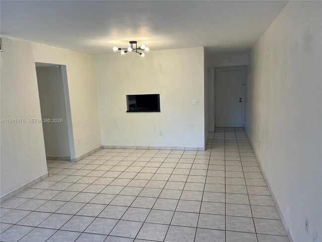 Building Photo - 6900 N Kendall Dr