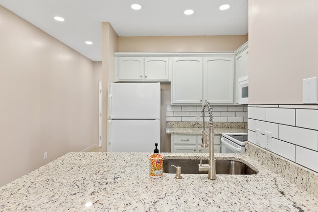 Building Photo - 33 Courtyard Way