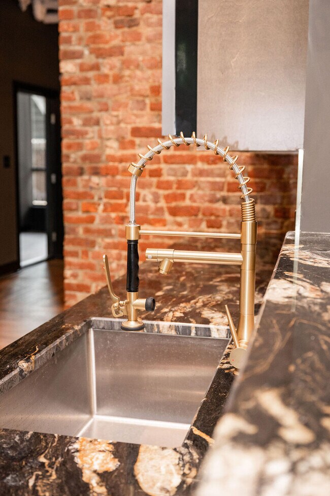 Building Photo - 275 S Limestone