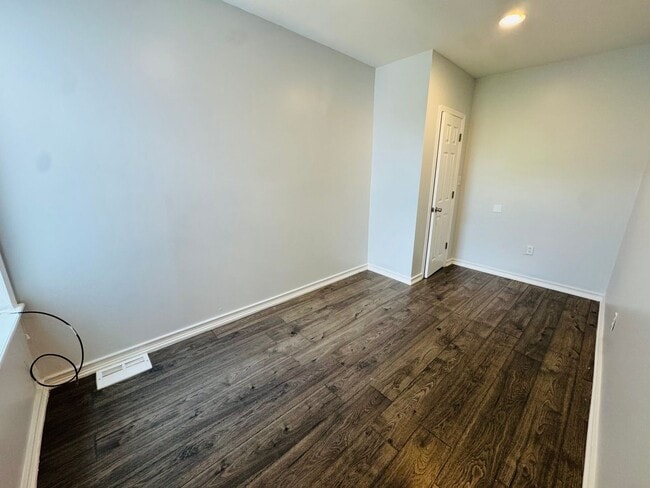 Building Photo - Remodeled 4bd/2 House with Rear yard!! SEC...