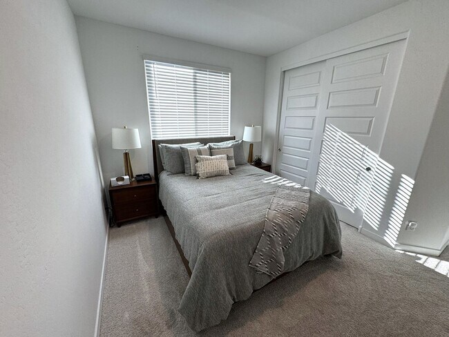 Building Photo - 2024 Beautiful Furnished 3 Bedroom 2 Bath with Private Suite near Sports Venues