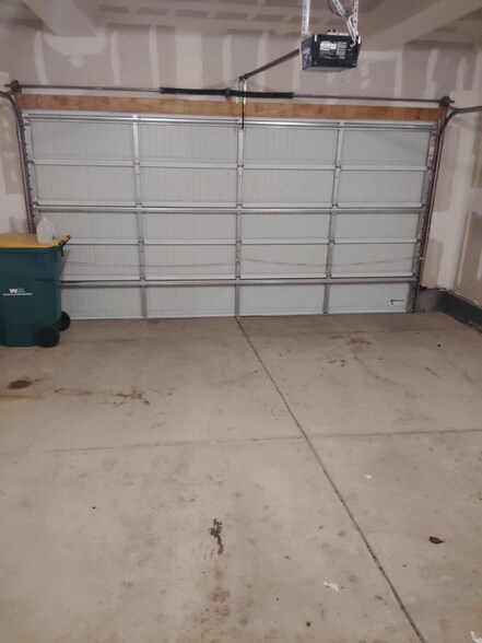 Building Photo - 704 Finch Dr