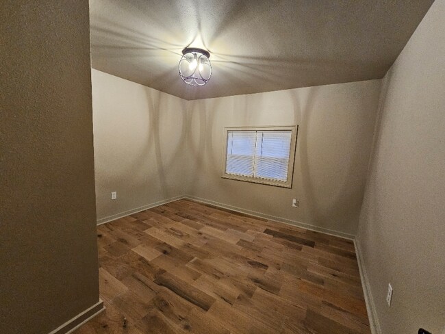 Building Photo - 704 NE Front St