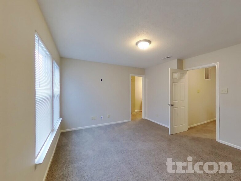 Building Photo - 10892 Woods Dr