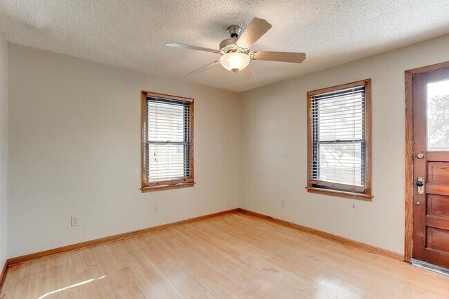 Building Photo - 6 bedroom 2 bathroom available 06/01/2026