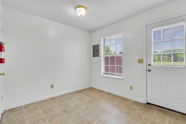 Building Photo - 289 State Line Rd