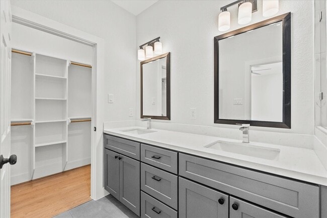 Building Photo - 1910 Bayou Shore Dr