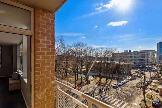 Building Photo - Terrific Two-Bedroom Condo Steps from the ...