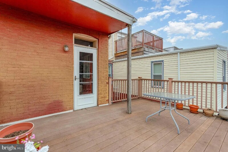 Building Photo - 340 E Locust St