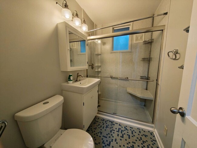 Building Photo - Beautifully updated home in U of M!