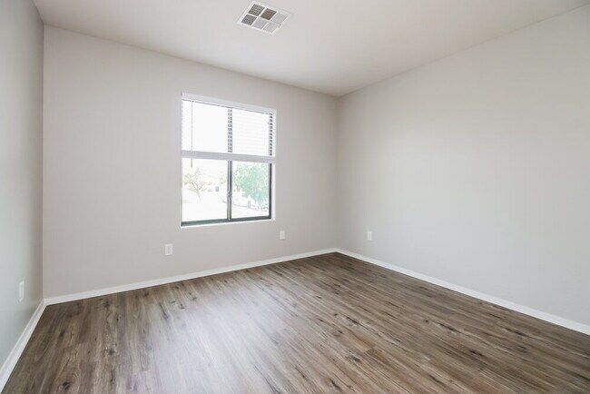 Building Photo - 2233 E 27th Ave