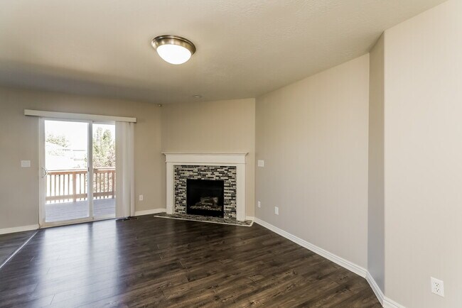 Building Photo - 996 W Fox Holw Dr