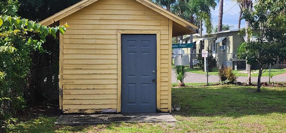 Building Photo - 303 Floral Dr