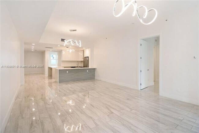 Building Photo - 14951 Royal Oaks Ln